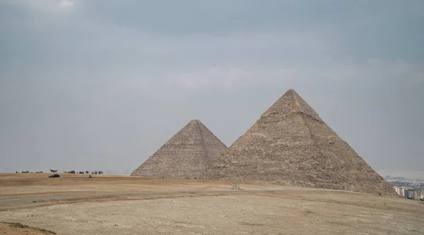 Moody Πανόραμα Των Πυραμίδων Στη Γκίζα Της Αιγύπτου Μια Ομιχλώδη — Φωτογραφία Αρχείου