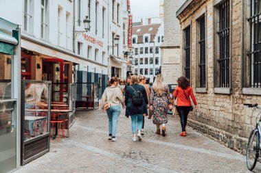 Antwerp, Belçika - 8 Ağustos 2021 - Antwerp 'in yaya bölgesinde insanların kasvetli sokak fotoğrafçılığı