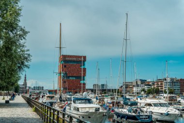 Antwerp, Belçika - 8 Ağustos 2021 - Antwerp 'teki Willemdok limanında yatların ve yelkenlilerin panoramik görüntüsü