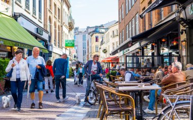 Antwerp, Belçika - 8 Ağustos 2021 - Antwerpen 'in merkezindeki teraslarda insanların gizli sokak fotoğrafçılığı