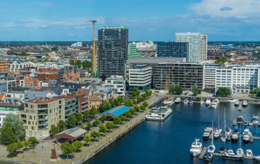 Antwerp, Belçika - 8 Ağustos 2021 - MAS Müzesi 'nin çatısından görülen Antwerp limanındaki modern mimarinin panoramik hava görüntüsü