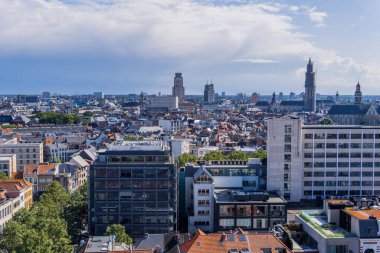 Antwerp, Belçika - 8 Ağustos 2021 - MAS Müzesi 'nin çatısından Antwerp şehir merkezinin panoramik hava görüntüsü
