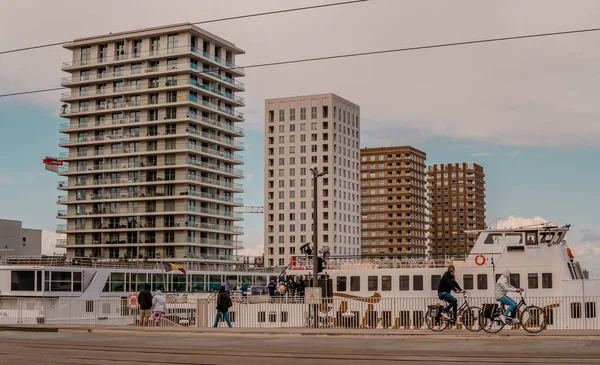 Antwerpen Belgien August 2021 Radfahrer Menschen Und Moderne Architektur Hafen — Stockfoto