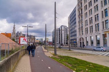 Antwerp, Belçika - 8 Ağustos 2021 - Antwerp şehir merkezinde bisiklet yollarında yürüyen insanların sokak fotoğrafları