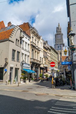 Antwerp, Belçika - 8 Ağustos 2021 - Arka planda Meryem Ana 'nın dükkanları ve katedrali olan geleneksel Flaman evleri