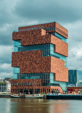 Antwerp, Belçika - 8 Ağustos 2021 - MAS 'in dikey görünümü (Müze aan de Stroom)