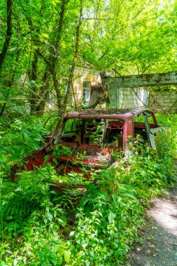 Çernobil, Ukrayna yakınlarındaki Çernobil Yasak Bölgesi 'nde terk edilmiş bir arabanın dikey görüntüsü.