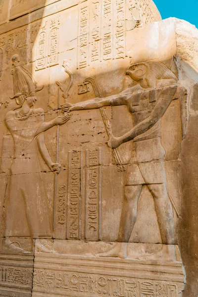 Verticaal Shot Van Egyptische Hiërogliefen Gravures Muren Van Kom Ombo — Stockfoto