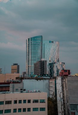 Mexico City, Meksika - 18 Ağustos 2021 - Paseo de la Reforma çevresinde St. Regis Hotel ile modern mimarinin şaşırtıcı dikey gece görüntüsü