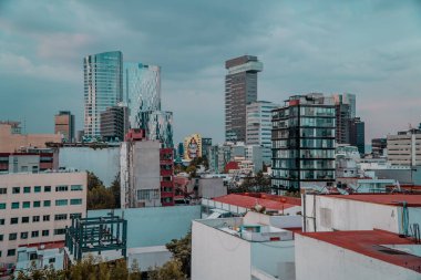 Mexico City, Meksika - 18 Ağustos 2021 - Paseo de la Reforma şehir merkezindeki St. Regis Oteli ve çatıları ile modern mimarinin muhteşem panoramik günbatımı manzarası