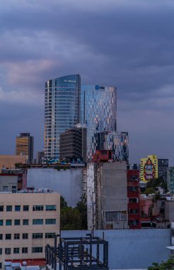 Mexico City, Meksika - 18 Ağustos 2021 - Paseo de la Reforma çevresindeki CDMX şehir merkezinde St. Regis Oteli ile modern mimarinin şaşırtıcı dikey gece görüntüsü