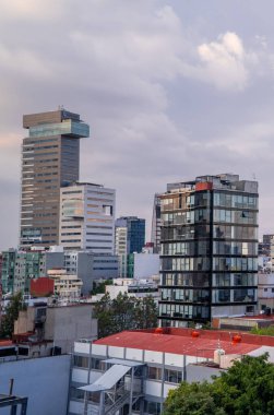 Mexico City, Meksika - 18 Ağustos 2021 - Paseo de la Reforma yakınlarındaki CDMX şehir merkezinde modern mimarinin dikey gün batımı görüntüsü