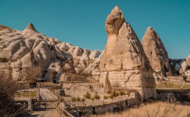 Goreme, Kapadokya, Türkiye yakınlarındaki peri bacalarına inşa edilmiş yerel bir çiftliğin panorama manzarası