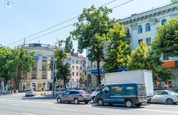 Chisinau Moldavien Juni 2021 Gatufotografi Trafik Och Byggnader Centrala Chisinau — Stockfoto