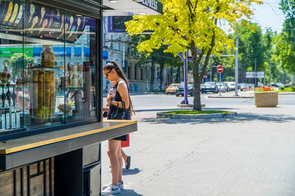 Κισινάου Μολδαβία Ιουνίου 2021 Street Photography Young Woman Front Ice — Φωτογραφία Αρχείου