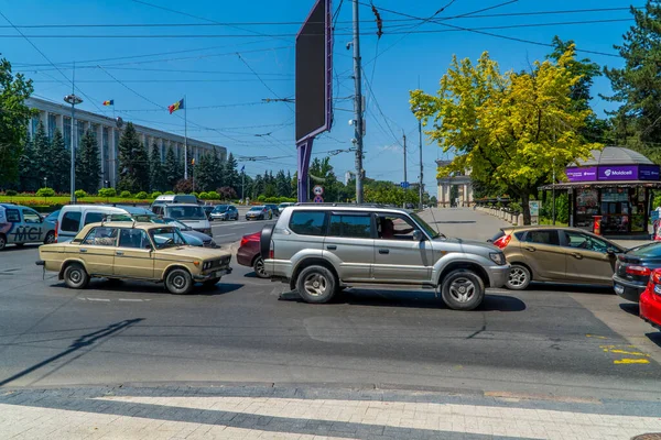 Chisinau Moldova Június 2021 Forgalom Sugárúton Kormányzati Ház Előtt — Stock Fotó