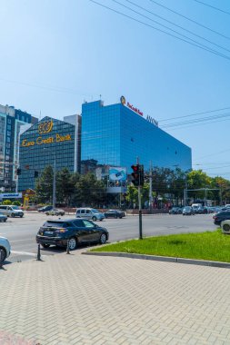 Chisinau, Moldova - 25 Haziran 2021 - Chisinau şehir merkezindeki modern ofis binalarının dikey sokak fotoğrafları