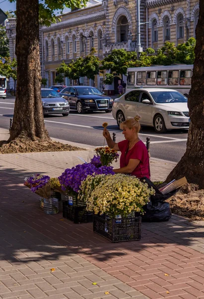 Kiszyniów Mołdawia Czerwca 2021 Pionowa Fotografia Uliczna Kobiety Sprzedającej Kwiaty — Zdjęcie stockowe