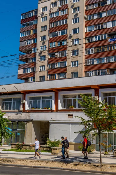 Κισινάου Μολδαβία Ιουνίου 2021 Κάθετη Βολή Ανακαινισμένο Κατοικημένες Σοσιαλιστικές Πολυκατοικίες — Φωτογραφία Αρχείου