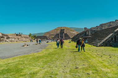 Teotihuacan, Meksika - 26 Ağustos 2021 - Ayın Piramidi ile Ölüler Bulvarı 'nda yürüyen turistler