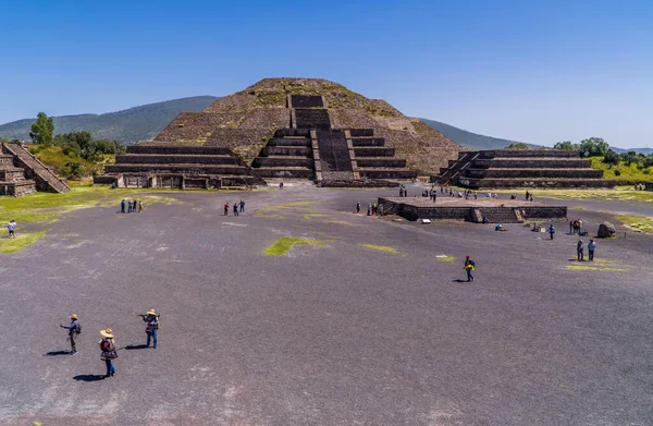 Teotihuacan México Agosto 2021 Vista Panorâmica Dos Turistas Frente Pirâmide — Fotografia de Stock