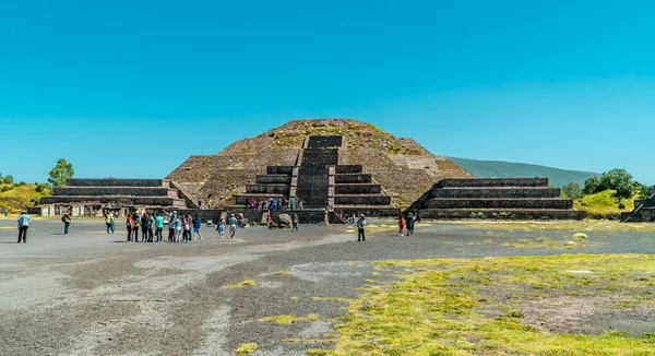 Teotihuacan México Agosto 2021 Vista Panorâmica Dos Turistas Frente Pirâmide — Fotografia de Stock