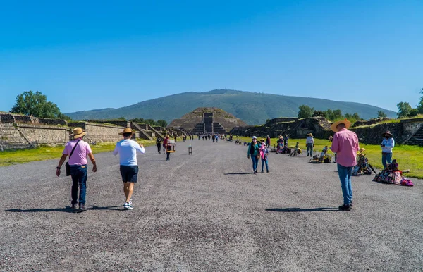 Teotihuacán México Agosto 2021 Turistas Avenida Los Muertos Con Pirámide — Foto de Stock