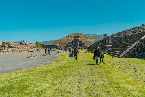 Teotihuacan México Agosto 2021 Turistas Caminhando Avenida Dos Mortos Com — Fotografia de Stock