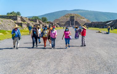 Teotihuacan, Meksika - 26 Ağustos 2021 - Ay Piramidi ile Ölüler Bulvarı 'nda maskeli turistler