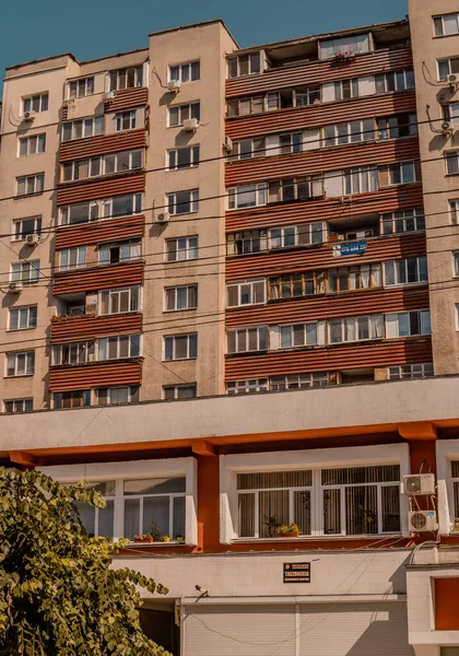 Κισινάου Μολδαβία Ιουνίου 2021 Κάθετη Προβολή Ανακαινισμένο Κατοικημένες Σοσιαλιστικές Πολυκατοικίες — Φωτογραφία Αρχείου