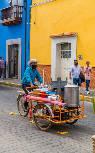 Cholula, Meksika - 29 Ağustos 2021 - Cholula 'nın Pueblo Büyücüsü' ndeki satıcı ve koloni evlerinin dikey sokak fotoğrafçılığı