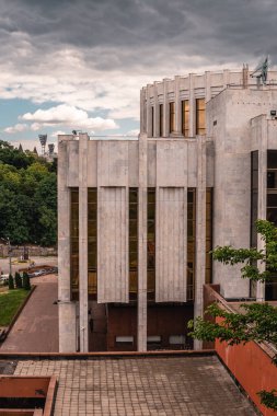 Kyiv, Ukrayna - 5 Haziran 2021 - Kyiv şehir merkezindeki Sovyet Brutalist binasının dikey görüntüsü