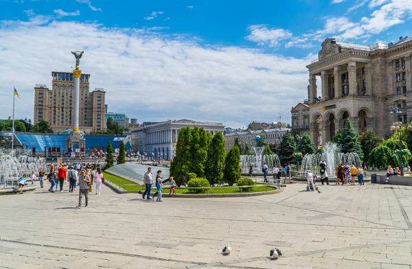 乌克兰基辅 2021年6月5日 在基辅独立广场 Maidan Nezalezhnosti 行走的人们的街头摄影 — 图库照片