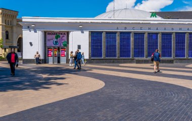 Kyiv, Ukrayna - 7 Haziran 2021 - Arsenalna metro istasyonunun önündeki gizli sokak fotoğrafçılığı, dünyanın en derin metro istasyonu