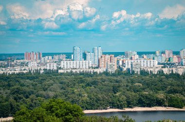 Kyiv, Ukrayna - 7 Haziran 2021 - Kiev 'deki komünist yerleşim yerlerinin panoramik manzarası Dinyeper nehri Sonsuz Zafer Parkı' ndan görülürken