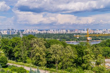 Kyiv, Ukrayna - 7 Haziran 2021 - Kiev 'deki bir vinç ve komünist konut bloklarının panoramik görüntüsü