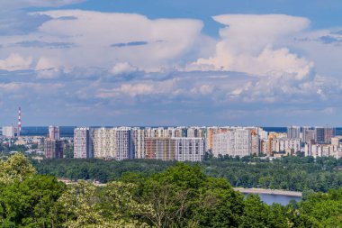 Kyiv, Ukrayna - 7 Haziran 2021 - Kiev 'deki komünist yerleşim yerlerinin panoramik manzarası Dinyeper nehri Sonsuz Zafer Parkı' ndan görülürken