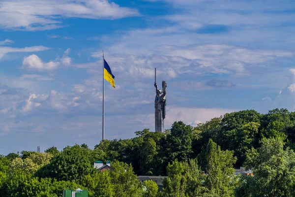 Kyjev Ukrajina Června 2021 Panoramatický Pohled Památník Vlasti Ukrajinskou Vlajku — Stock fotografie