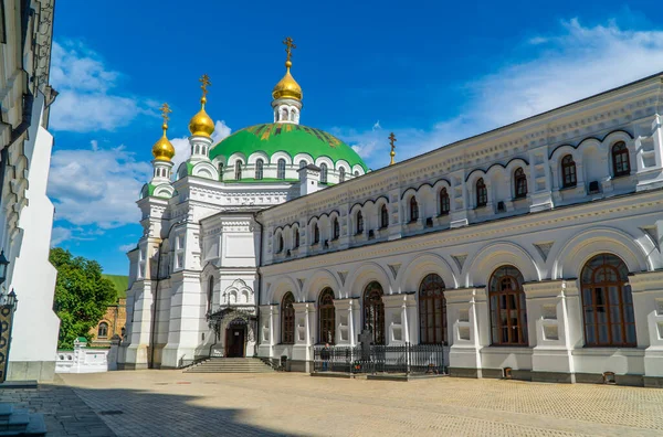 ウクライナのキエフ 2021年6月7日 キエフ洞窟修道院 Pechersk Lavra 内の有名なレフレクトリ教会のストリートレベルのビュー — ストック写真