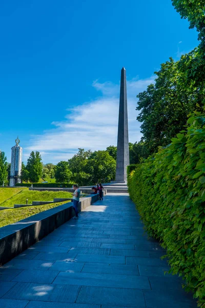 Kiev Ucrânia Junho 2021 Vista Vertical Das Pessoas Parque Glória — Fotografia de Stock