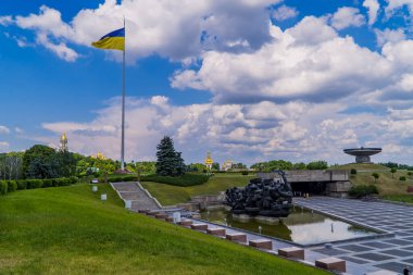 Kyiv, Ukrayna - 15 Haziran 2021 - Anavatan Anıtı 'nda Pechersk Lavra kiliseleri bulunan Ukrayna bayrağının panoramik görüntüsü