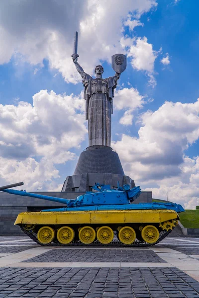 Kiev Ukraine Juin 2021 Char Aux Couleurs Drapeau Ukrainien Monument — Photo
