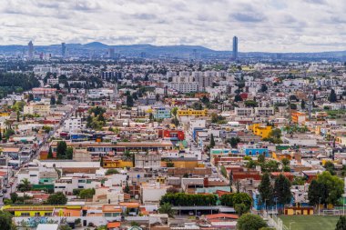 Cholula, Puebla, Meksika - 29 Ağustos 2021 - Cholula Piramidi 'nden Puebla ve Cholula şehirlerinin panorama hava manzarası