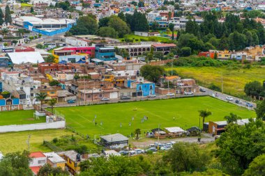 Cholula, Puebla, Meksika - 29 Ağustos 2021 - Cholula Piramidinden Cholula 'daki futbol sahası ve renkli evler