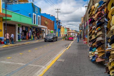 Cholula, Meksika - 29 Ağustos 2021 - Cholula 'nın Pueblo büyücülüğünde koloni mimarisi ve dükkanları