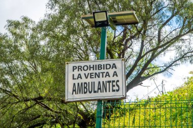 Cholula, Puebla, Meksika - 29 Ağustos 2021 - Cholula, Meksika 'da gayri resmi satıcılara (vendedores ambulansları) yasak bir tabela