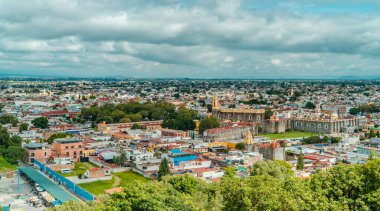 Cholula, Puebla, Meksika - 29 Ağustos 2021 - Cholula 'daki renkli koloni evleri ve Cebrail Manastırı