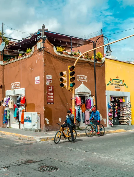 メキシコのチョルーラ 2021年8月29日 植民地時代の建築物 自転車の人々 そしてチョルーラのプエブロ マジックの店の垂直通りの写真 — ストック写真