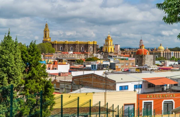 Cholula Puebla Mexiko August 2021 Bunte Kolonialhäuser Cholula Mit Erzengel — Stockfoto