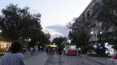 Almaty, Kazakistan - 18 Haziran 2025 - Almatı 'nın merkezinde akşam sokak sahnesi